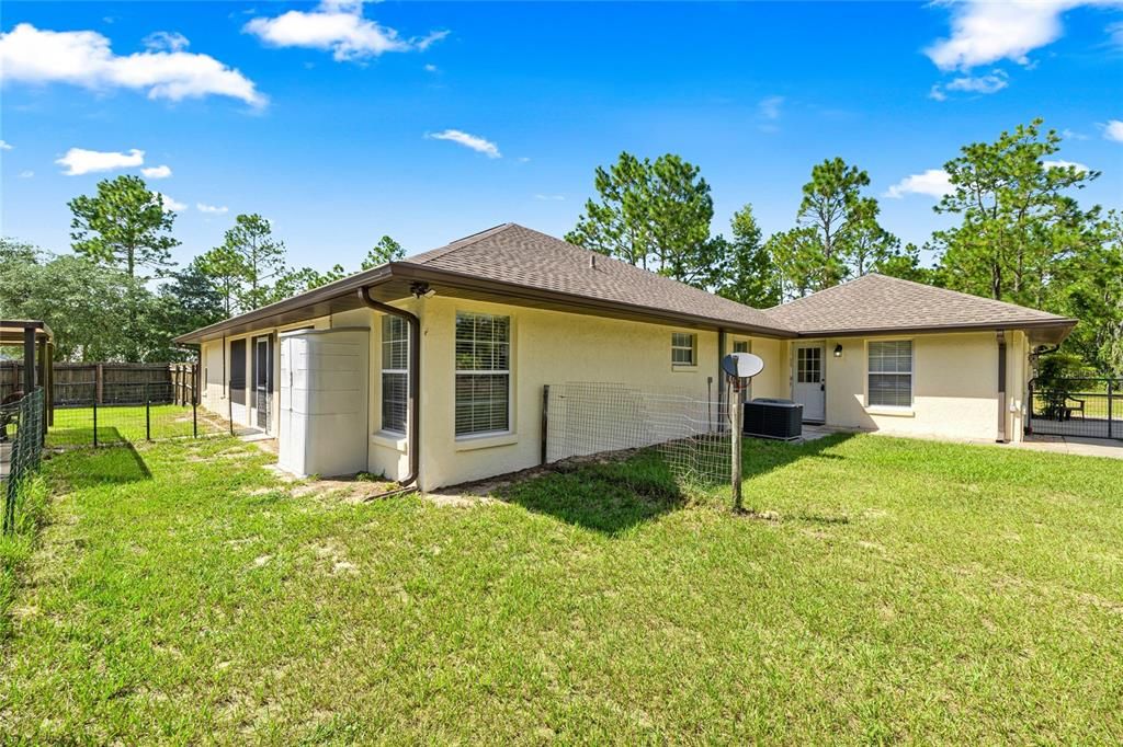 Activo con contrato: $375,000 (5 camas, 2 baños, 2230 Pies cuadrados)