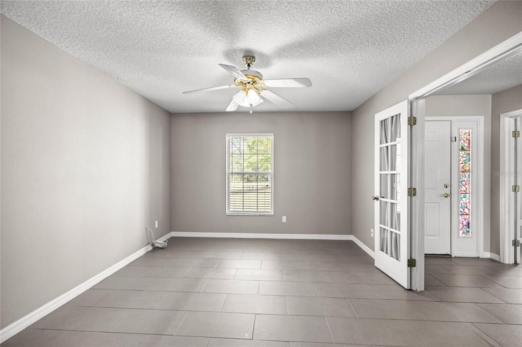 Activo con contrato: $375,000 (5 camas, 2 baños, 2230 Pies cuadrados)