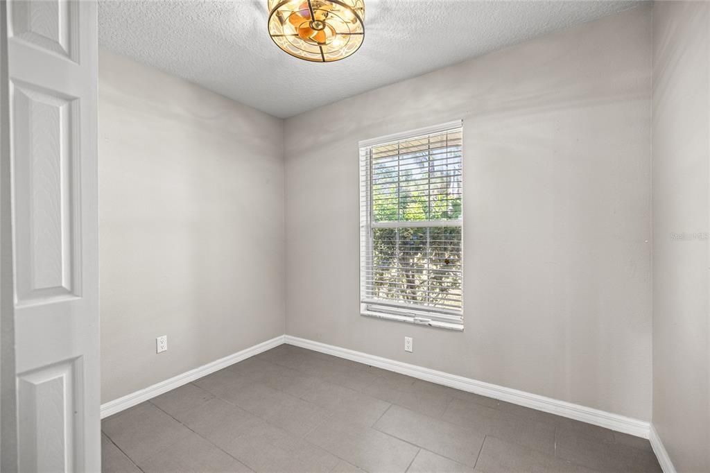 Activo con contrato: $375,000 (5 camas, 2 baños, 2230 Pies cuadrados)