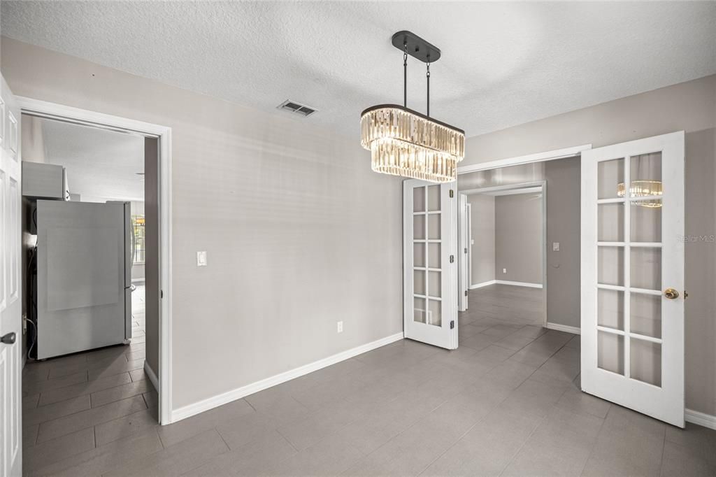 Activo con contrato: $375,000 (5 camas, 2 baños, 2230 Pies cuadrados)