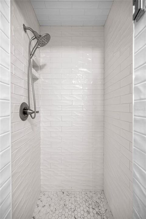 Activo con contrato: $375,000 (5 camas, 2 baños, 2230 Pies cuadrados)