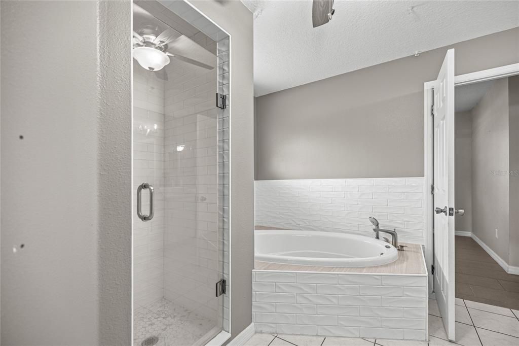 Activo con contrato: $375,000 (5 camas, 2 baños, 2230 Pies cuadrados)