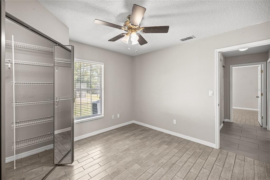 Activo con contrato: $375,000 (5 camas, 2 baños, 2230 Pies cuadrados)