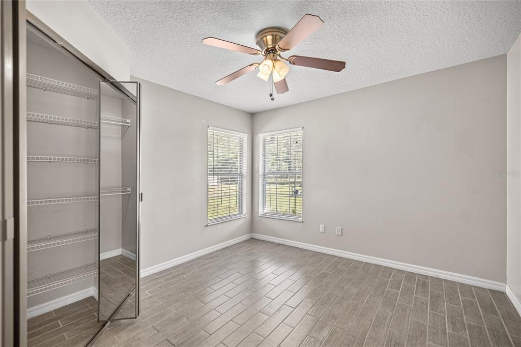 Activo con contrato: $375,000 (5 camas, 2 baños, 2230 Pies cuadrados)