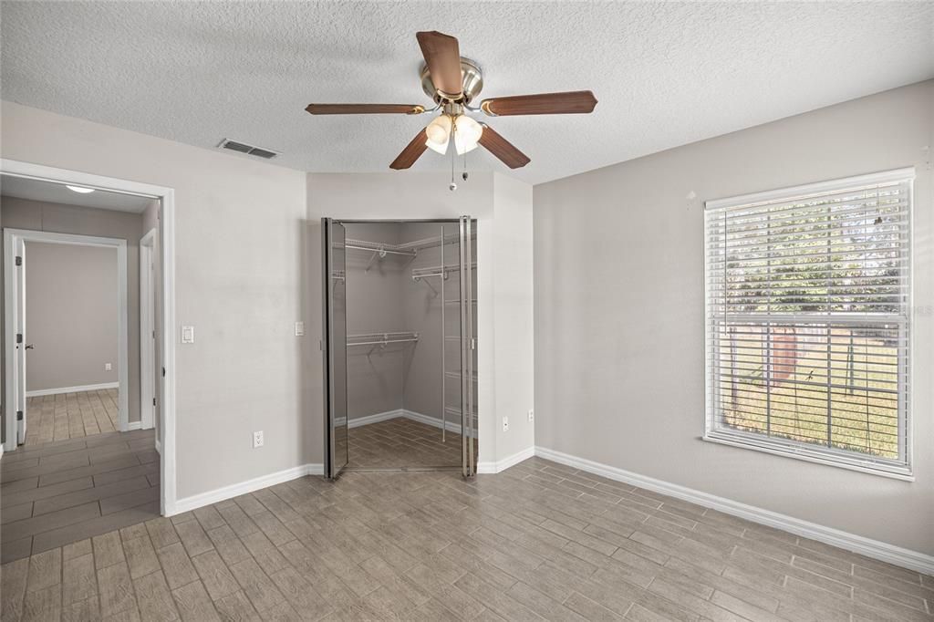 Activo con contrato: $375,000 (5 camas, 2 baños, 2230 Pies cuadrados)