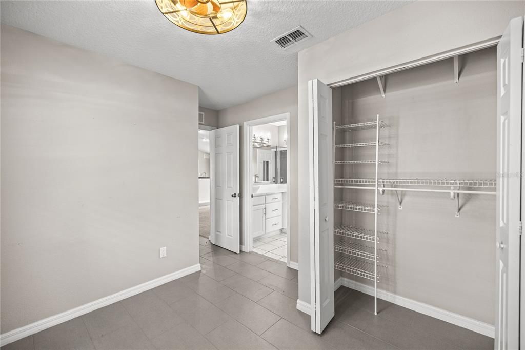 Activo con contrato: $375,000 (5 camas, 2 baños, 2230 Pies cuadrados)