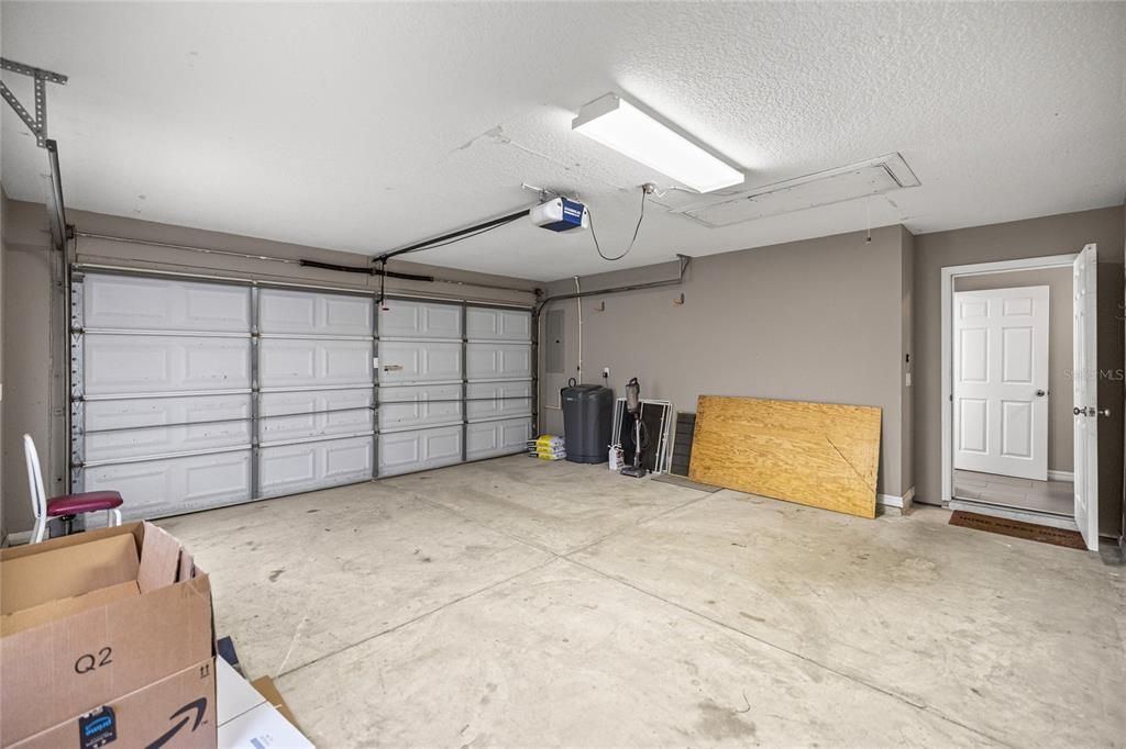 Activo con contrato: $375,000 (5 camas, 2 baños, 2230 Pies cuadrados)