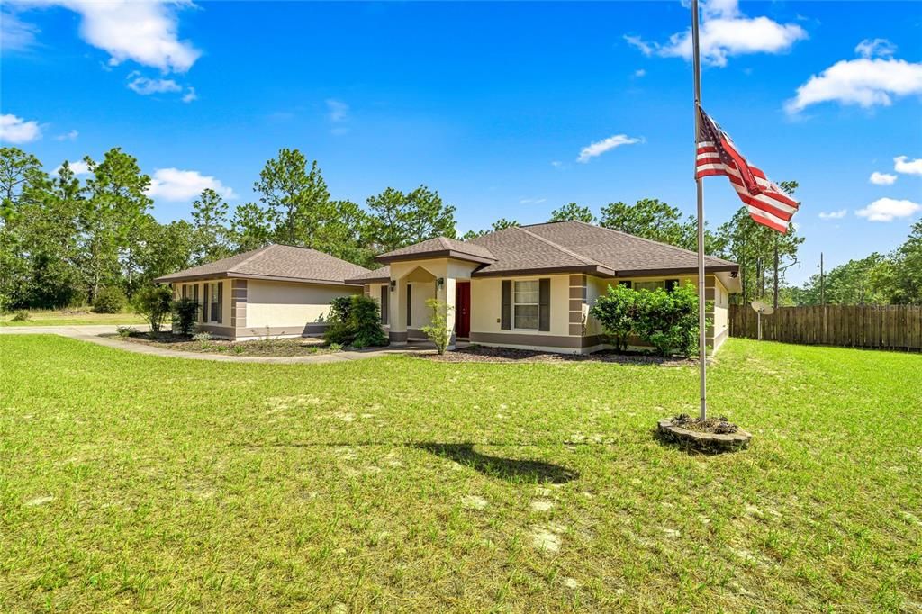 Activo con contrato: $375,000 (5 camas, 2 baños, 2230 Pies cuadrados)