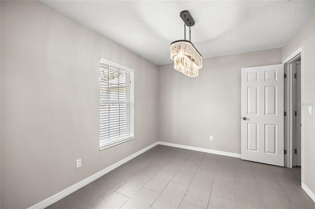 Activo con contrato: $375,000 (5 camas, 2 baños, 2230 Pies cuadrados)