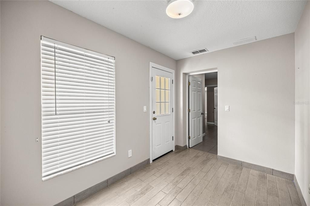 Activo con contrato: $375,000 (5 camas, 2 baños, 2230 Pies cuadrados)