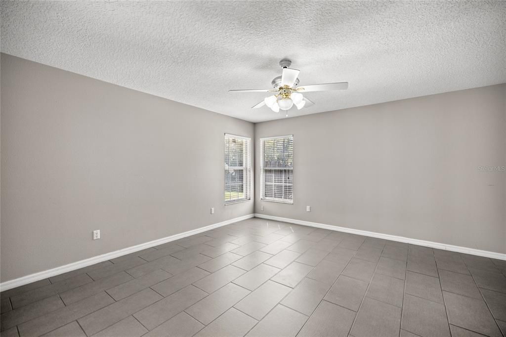 Activo con contrato: $375,000 (5 camas, 2 baños, 2230 Pies cuadrados)