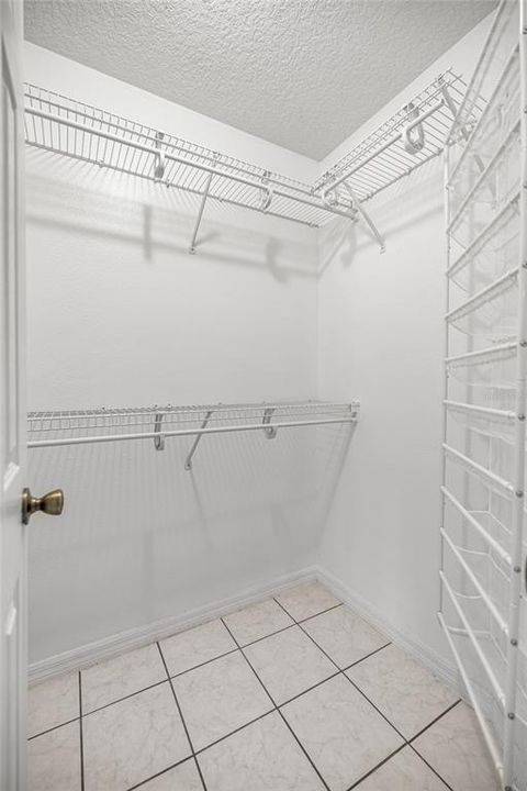 Activo con contrato: $375,000 (5 camas, 2 baños, 2230 Pies cuadrados)