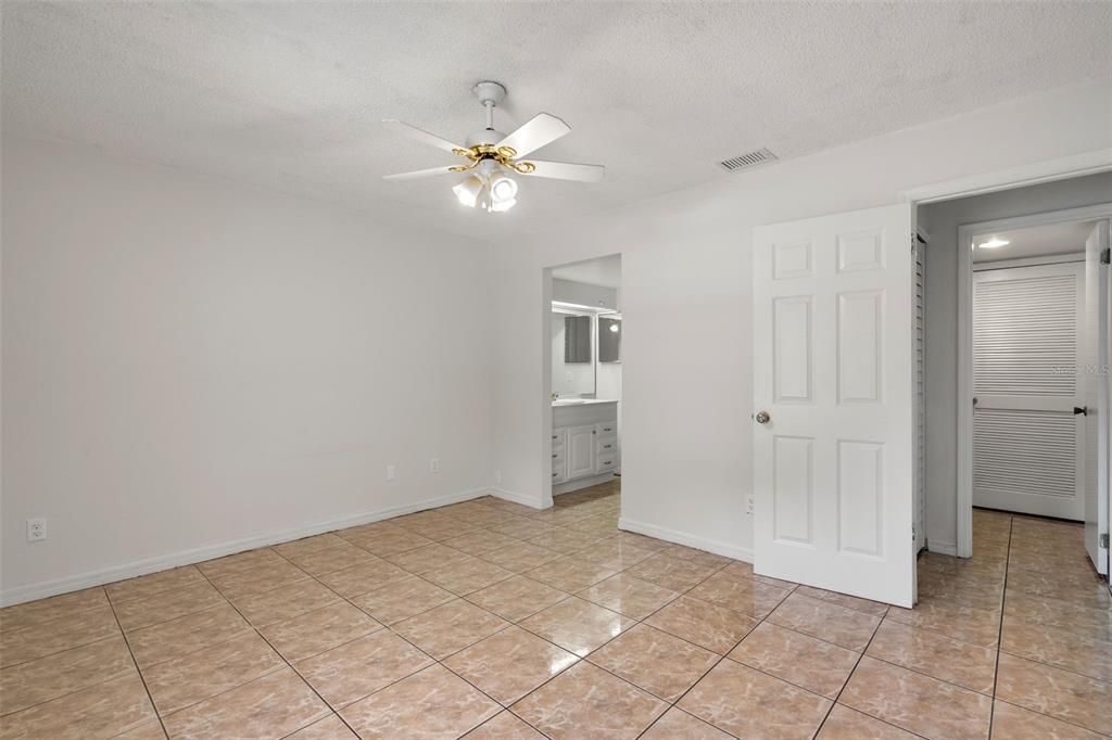 Active With Contract: $239,000 (2 beds, 2 baths, 1166 Square Feet)