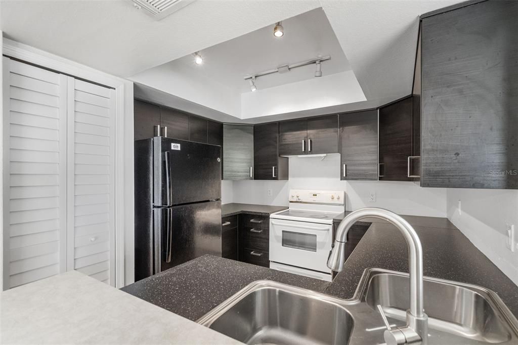 Active With Contract: $239,000 (2 beds, 2 baths, 1166 Square Feet)