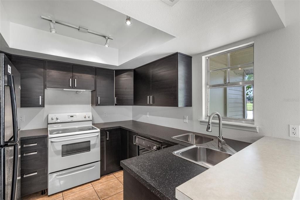 Active With Contract: $239,000 (2 beds, 2 baths, 1166 Square Feet)