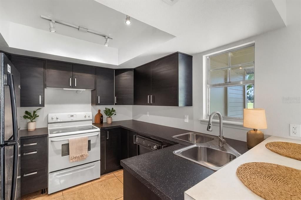 Active With Contract: $239,000 (2 beds, 2 baths, 1166 Square Feet)