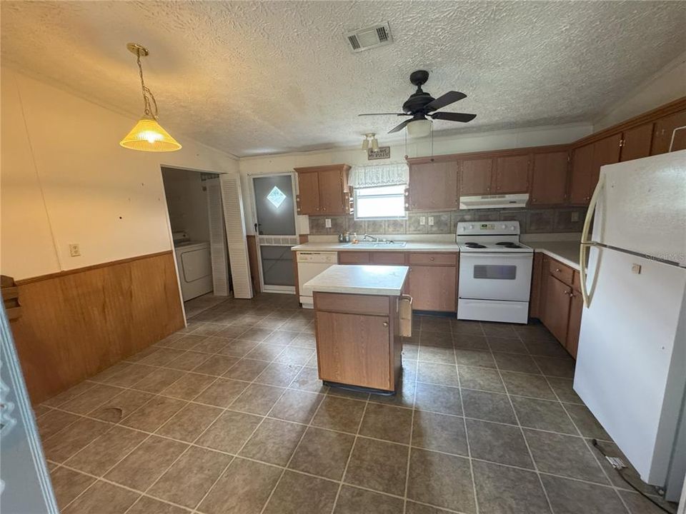 For Sale: $209,900 (3 beds, 2 baths, 1404 Square Feet)