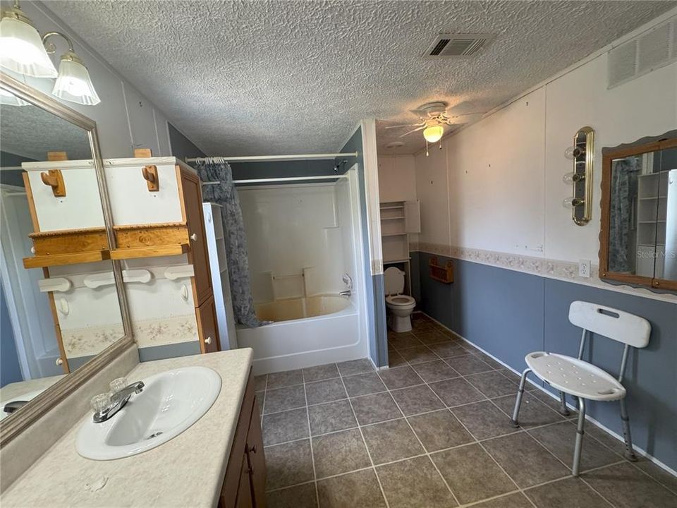 For Sale: $209,900 (3 beds, 2 baths, 1404 Square Feet)