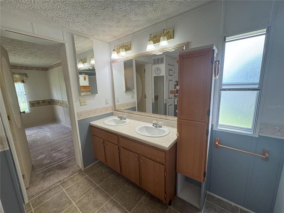 For Sale: $209,900 (3 beds, 2 baths, 1404 Square Feet)