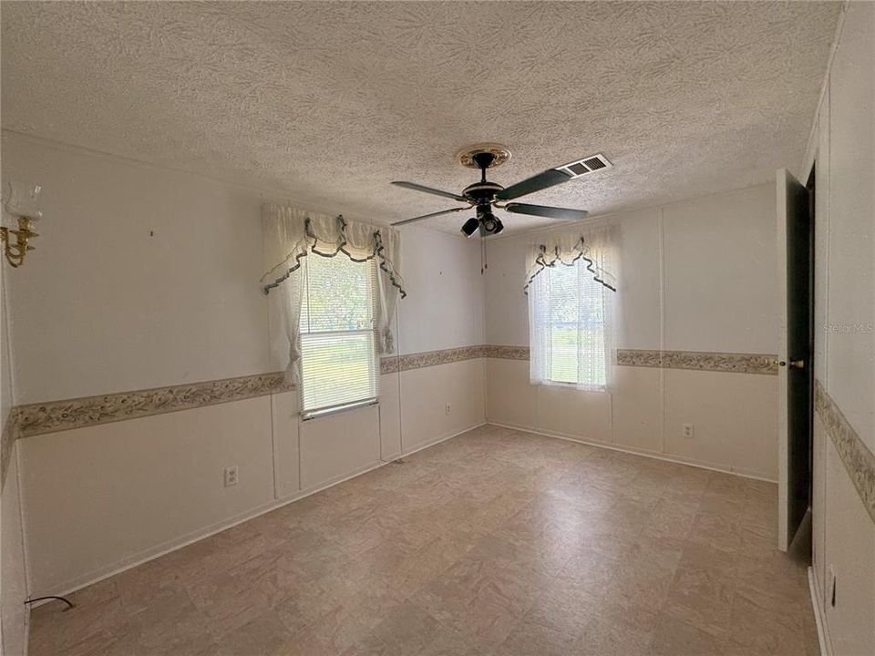For Sale: $209,900 (3 beds, 2 baths, 1404 Square Feet)