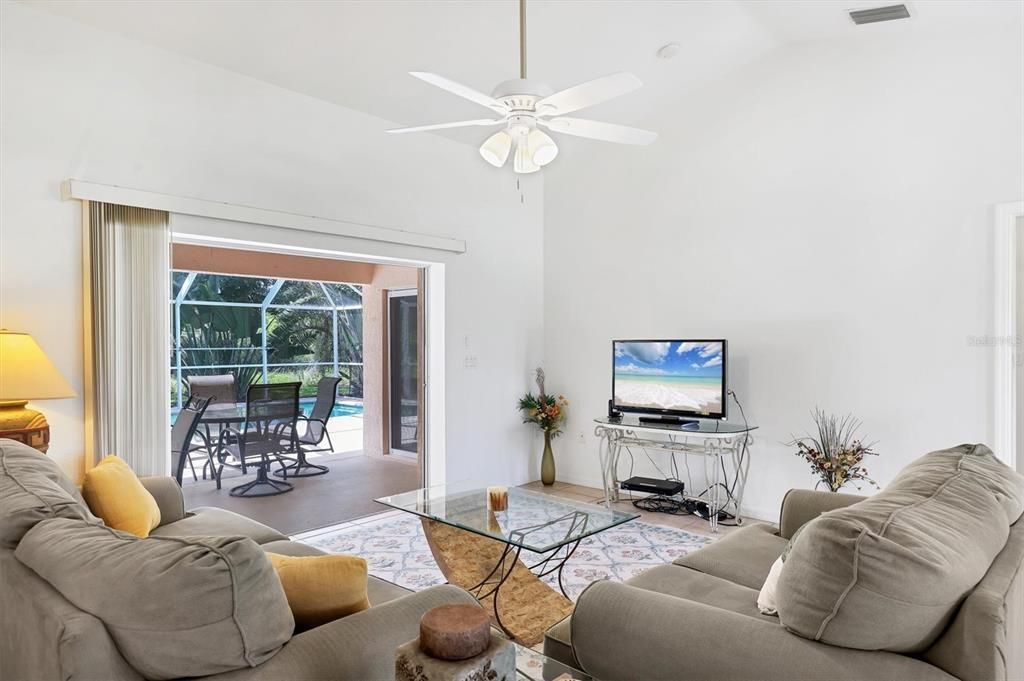 合同活跃: $379,000 (3 贝兹, 2 浴室, 1699 平方英尺)