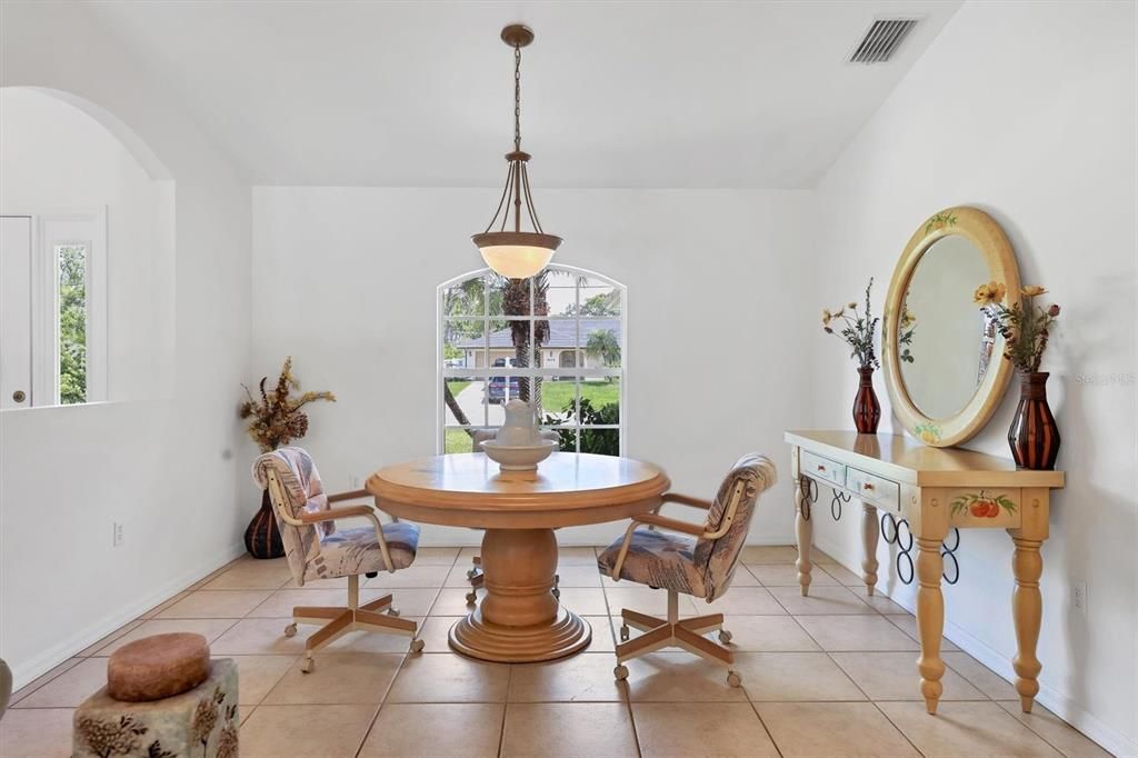 合同活跃: $379,000 (3 贝兹, 2 浴室, 1699 平方英尺)