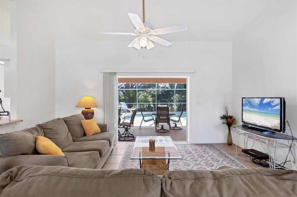 合同活跃: $379,000 (3 贝兹, 2 浴室, 1699 平方英尺)