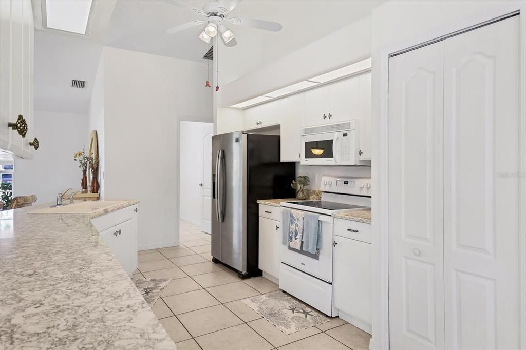 合同活跃: $379,000 (3 贝兹, 2 浴室, 1699 平方英尺)