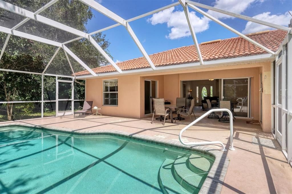 合同活跃: $379,000 (3 贝兹, 2 浴室, 1699 平方英尺)