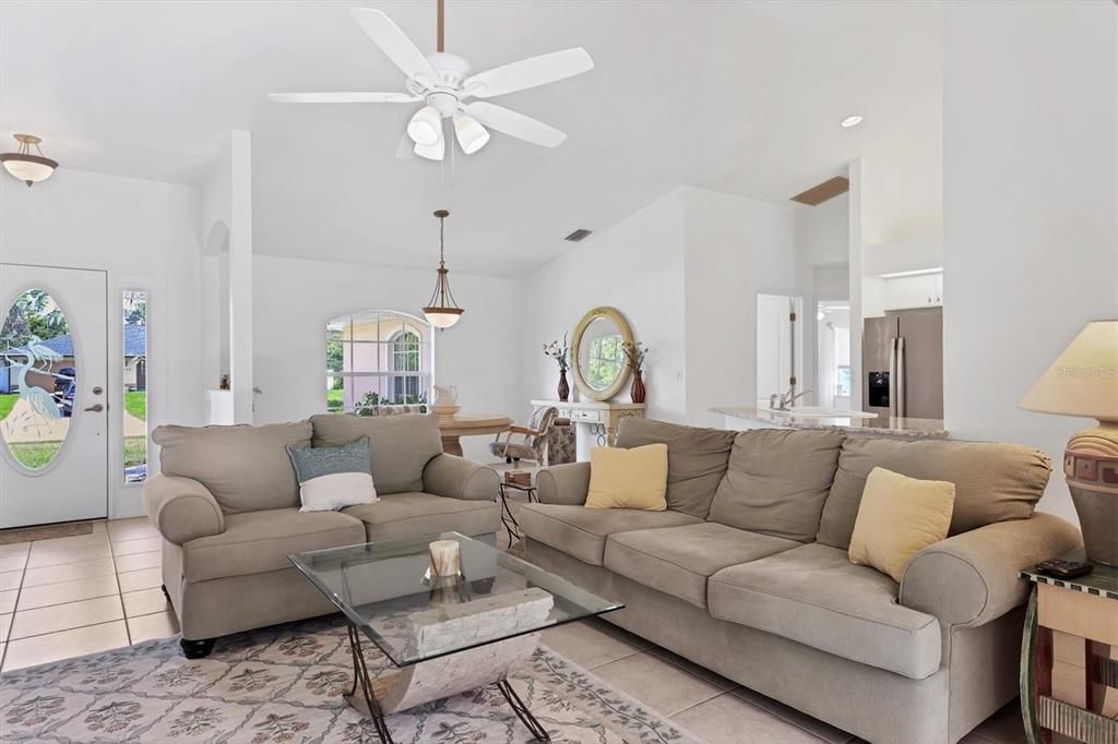 合同活跃: $379,000 (3 贝兹, 2 浴室, 1699 平方英尺)