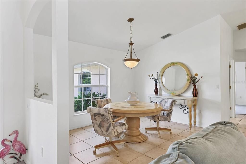 合同活跃: $379,000 (3 贝兹, 2 浴室, 1699 平方英尺)