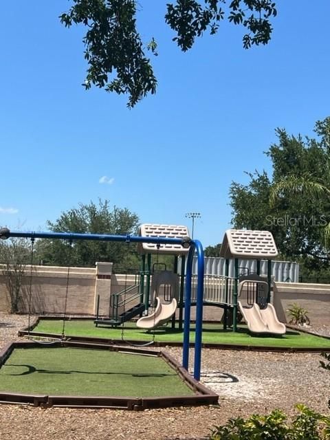 合同活跃: $2,000 (3 贝兹, 2 浴室, 1212 平方英尺)