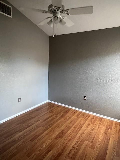 合同活跃: $2,000 (3 贝兹, 2 浴室, 1212 平方英尺)