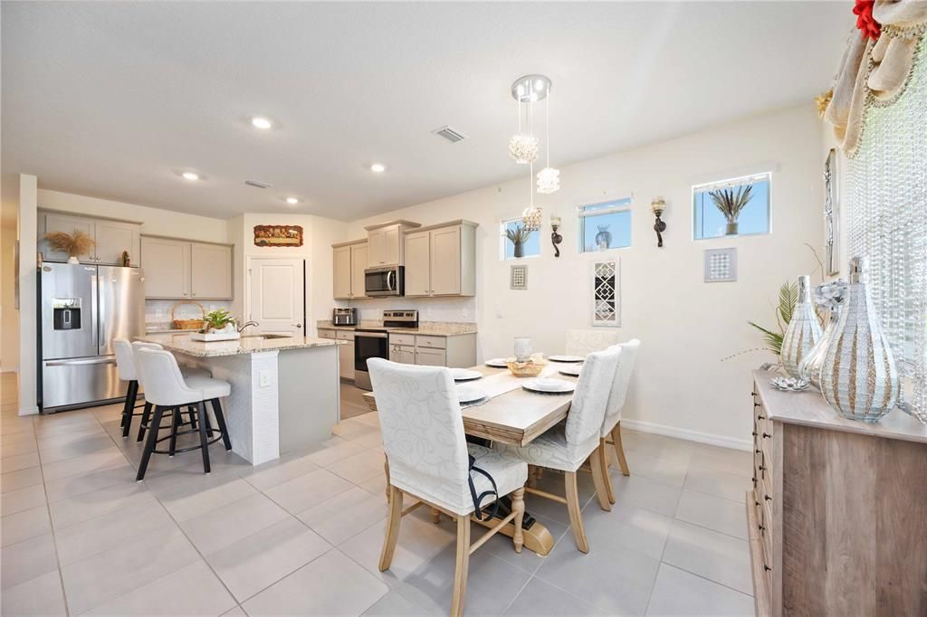 Под контрактом: $2,600 (4 спален, 2 ванн, 2068 Квадратных фут)