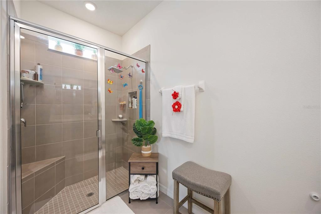 Под контрактом: $2,600 (4 спален, 2 ванн, 2068 Квадратных фут)