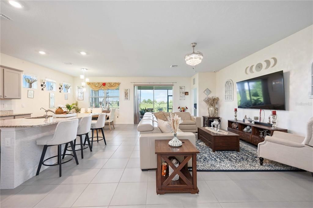 Под контрактом: $2,600 (4 спален, 2 ванн, 2068 Квадратных фут)