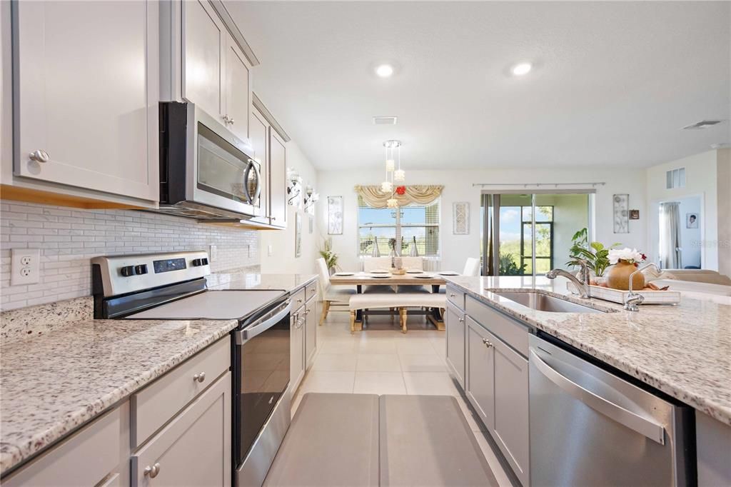 Под контрактом: $2,600 (4 спален, 2 ванн, 2068 Квадратных фут)