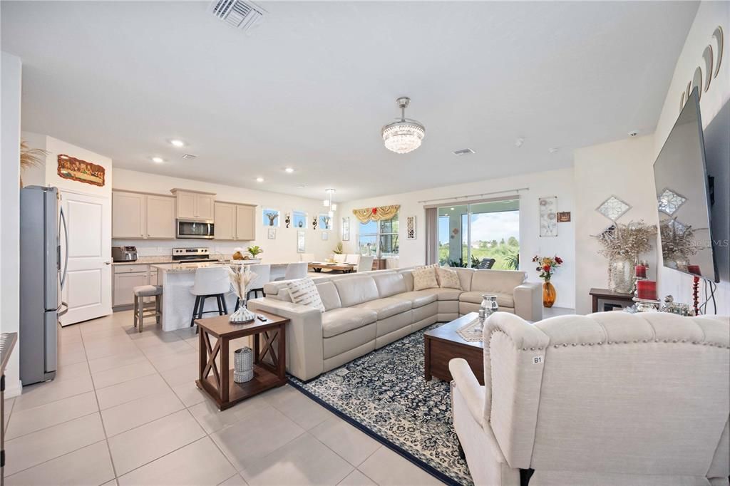 Под контрактом: $2,600 (4 спален, 2 ванн, 2068 Квадратных фут)