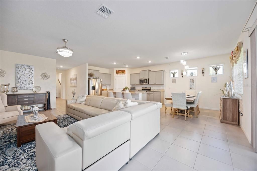 Под контрактом: $2,600 (4 спален, 2 ванн, 2068 Квадратных фут)