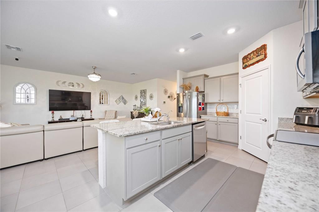 Под контрактом: $2,600 (4 спален, 2 ванн, 2068 Квадратных фут)