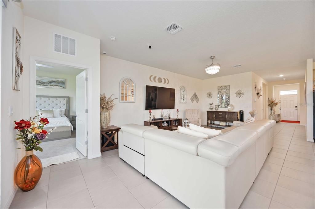 Под контрактом: $2,600 (4 спален, 2 ванн, 2068 Квадратных фут)