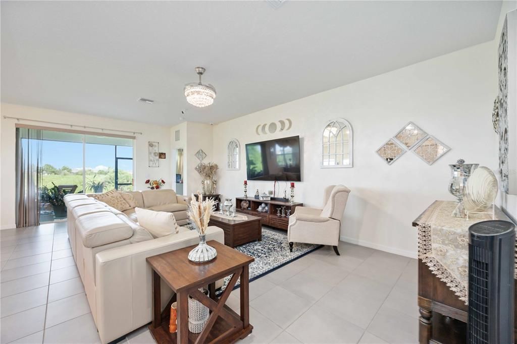 Под контрактом: $2,600 (4 спален, 2 ванн, 2068 Квадратных фут)