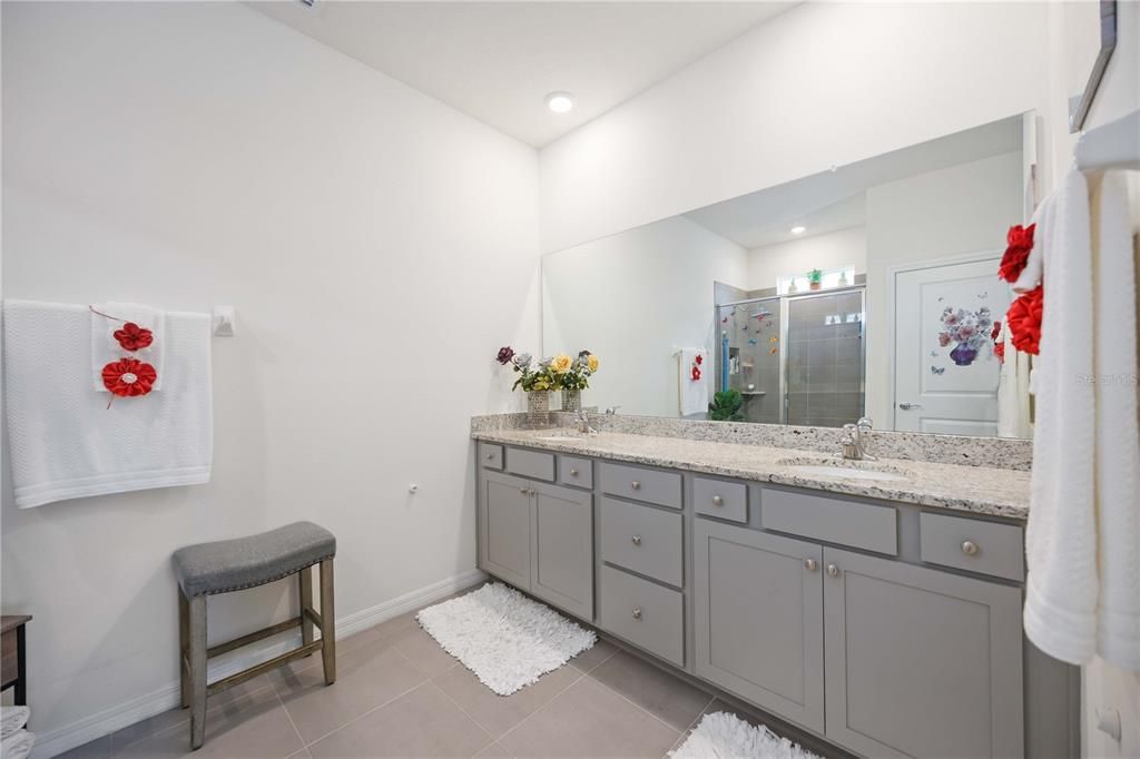 Под контрактом: $2,600 (4 спален, 2 ванн, 2068 Квадратных фут)