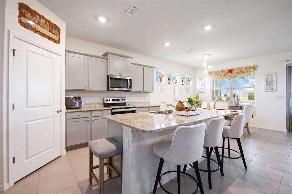 Под контрактом: $2,600 (4 спален, 2 ванн, 2068 Квадратных фут)