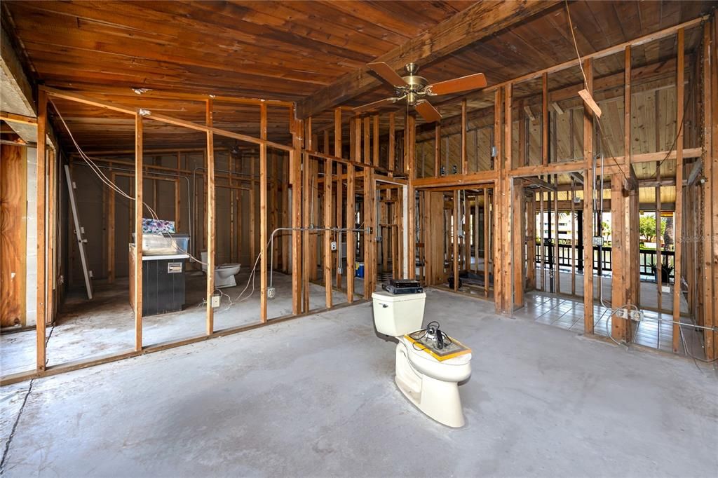 Activo con contrato: $215,000 (2 camas, 2 baños, 1145 Pies cuadrados)