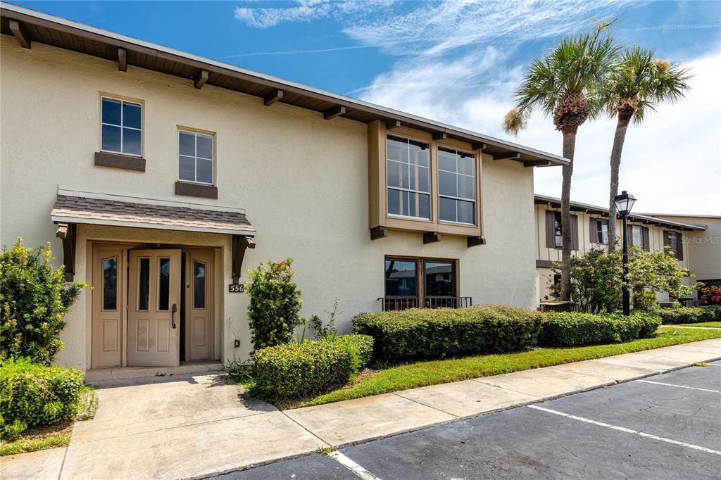 Activo con contrato: $215,000 (2 camas, 2 baños, 1145 Pies cuadrados)