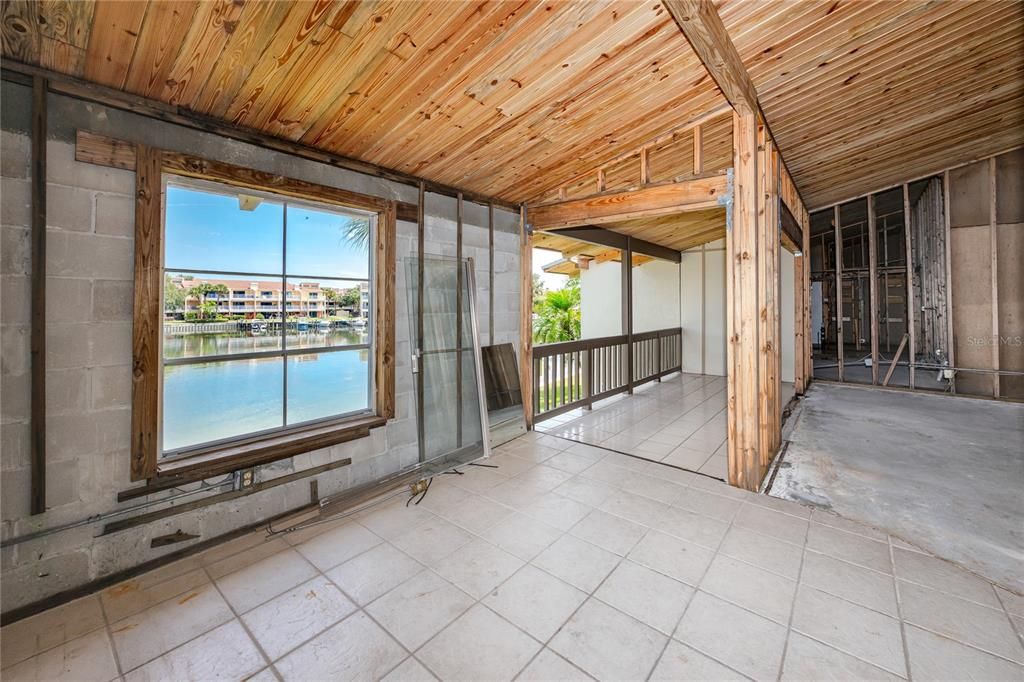 Activo con contrato: $215,000 (2 camas, 2 baños, 1145 Pies cuadrados)