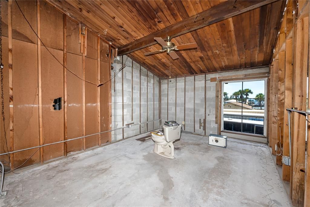 Activo con contrato: $215,000 (2 camas, 2 baños, 1145 Pies cuadrados)