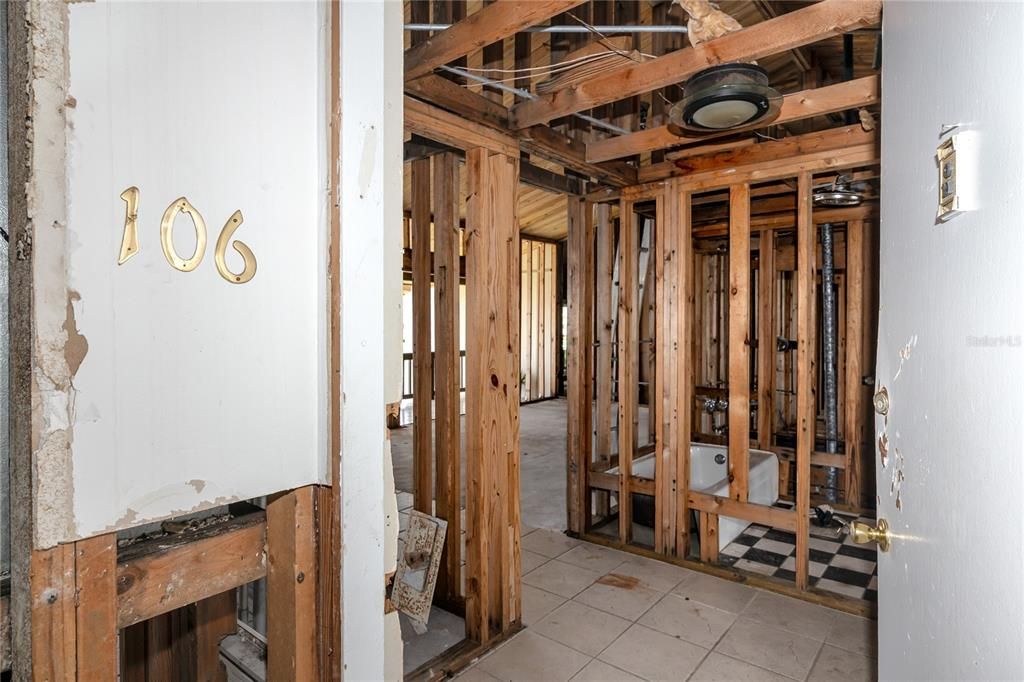 Activo con contrato: $215,000 (2 camas, 2 baños, 1145 Pies cuadrados)