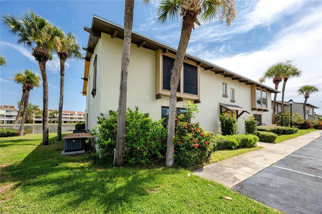 Activo con contrato: $215,000 (2 camas, 2 baños, 1145 Pies cuadrados)